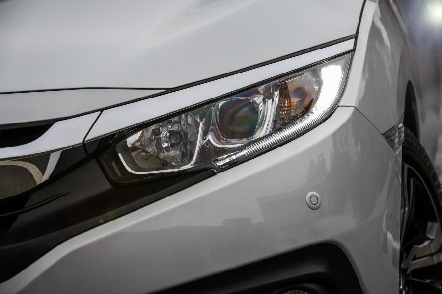 Детали экстерьера Honda Civic EXL Sedan (FC) 2016 года  (LA) (фото 29 из 41)